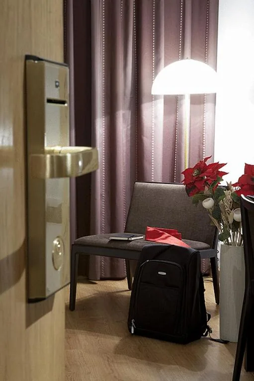 Quarto Duplo com Cama Extra (2 Adultos + 1 Criança) - 2 camas — Hostal Carlos III