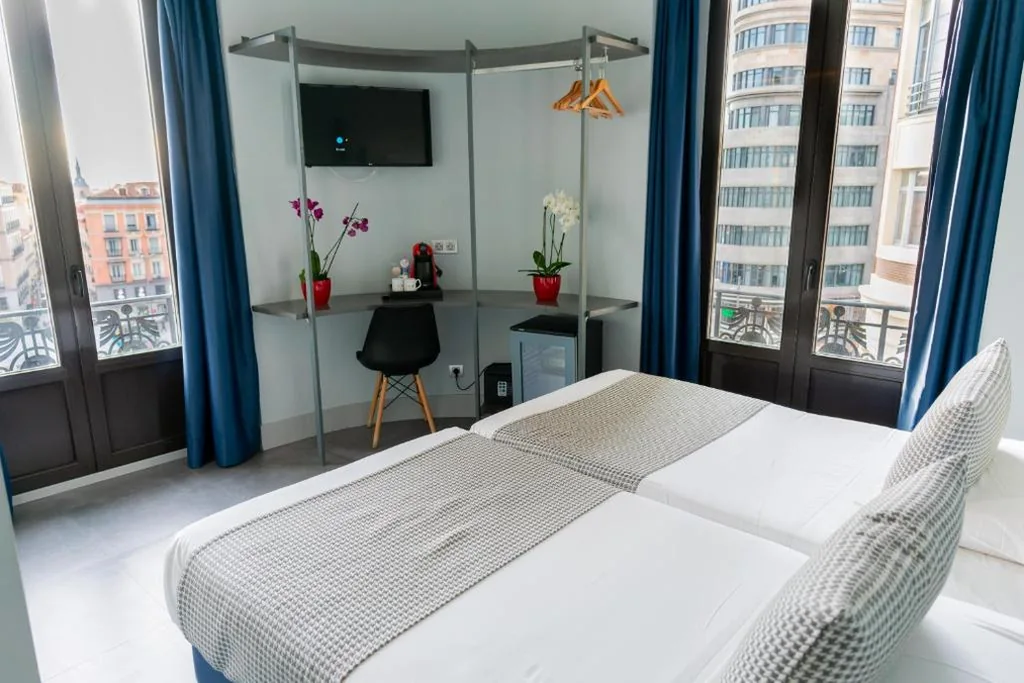 Doppelzimmer mit eigenem Bad – 2 Betten — Hostal Carmen-Gran Vía