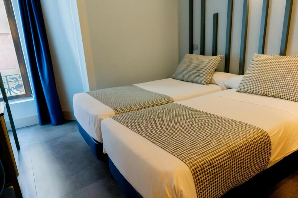 Doppelzimmer mit eigenem Bad – 2 Betten — Hostal Carmen-Gran Vía