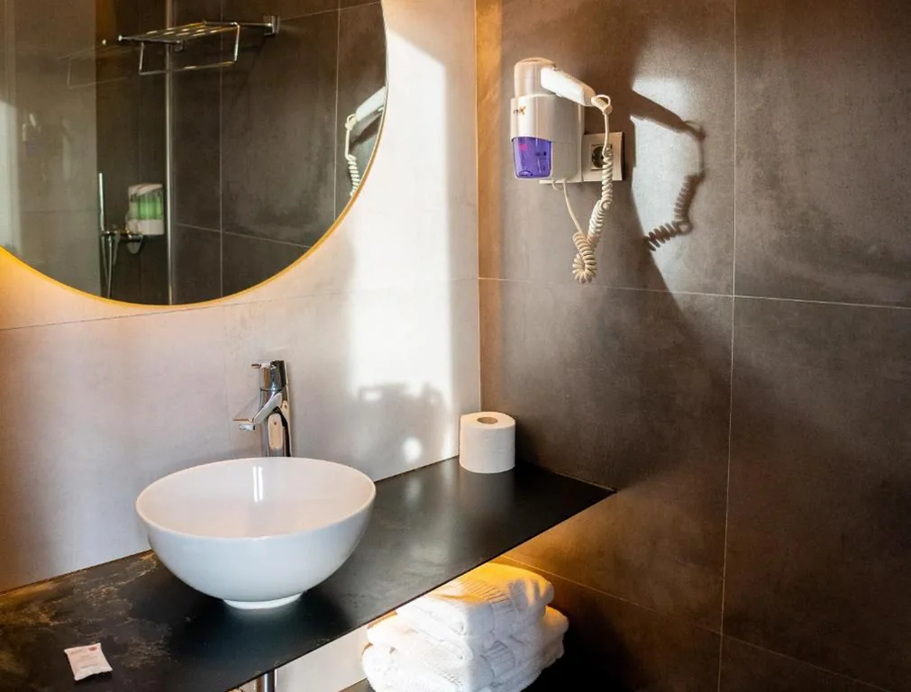 Doppelzimmer mit eigenem Bad — Hostal Carmen-Gran Vía