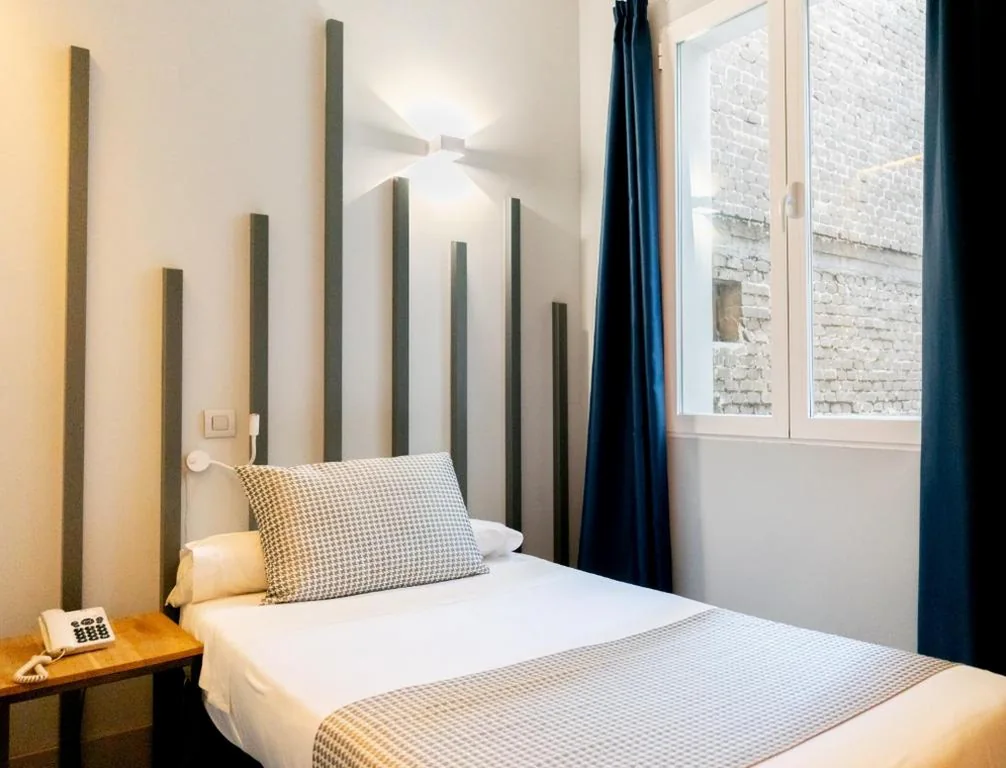 Einzelzimmer mit eigenem Bad — Hostal Carmen-Gran Vía