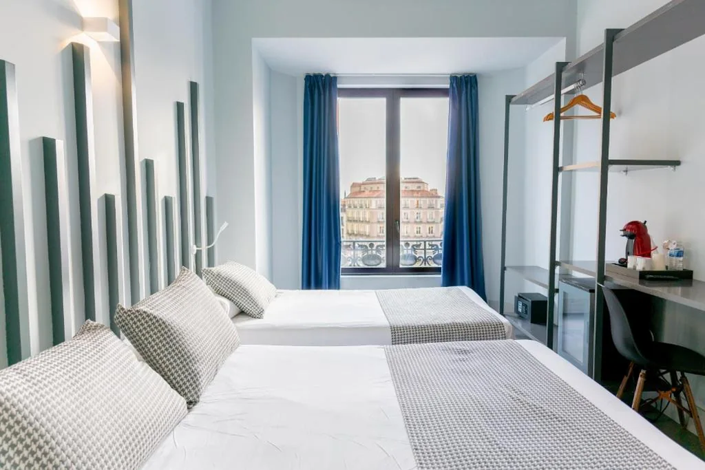 Einfaches Dreibettzimmer — Hostal Carmen-Gran Vía