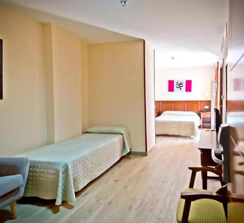 Camera tripla Basic — Hostal Carmen