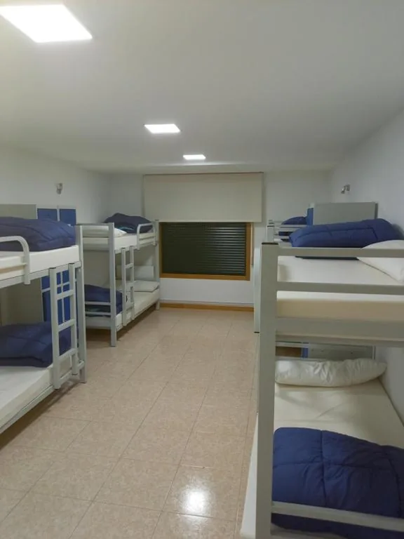 8人用ドミトリーのベッド — Hostal Carpinteiras