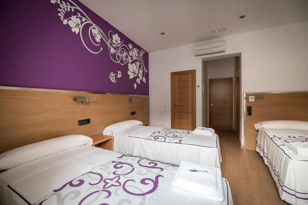 Camera doppia con letto aggiunto — Hostal Carracedo