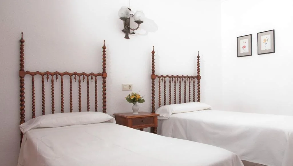 Doppelzimmer mit Balkon – 2 Betten — Hostal Cas Bombu