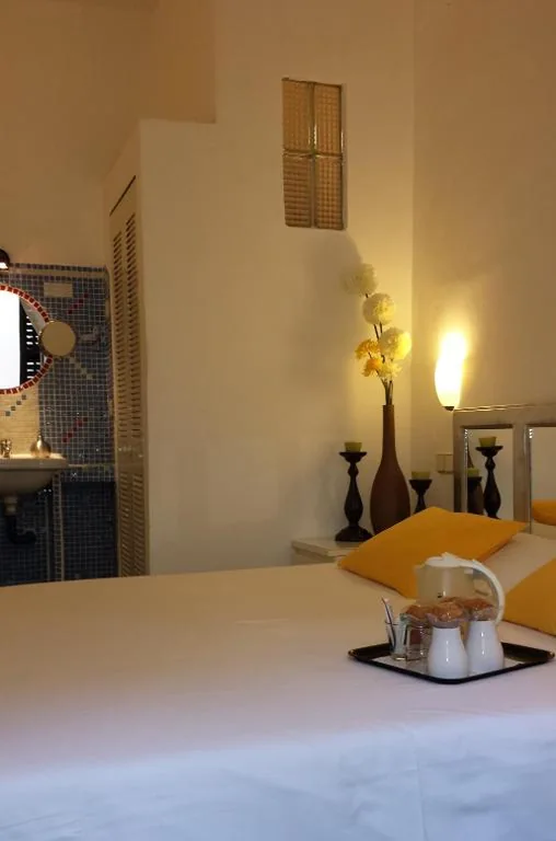 Room with Extra-Large Double Bed and Balcony — Hostal Casa Chueca