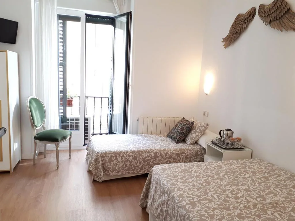 Double Room - 1 or 2 Beds — Hostal Casa Chueca