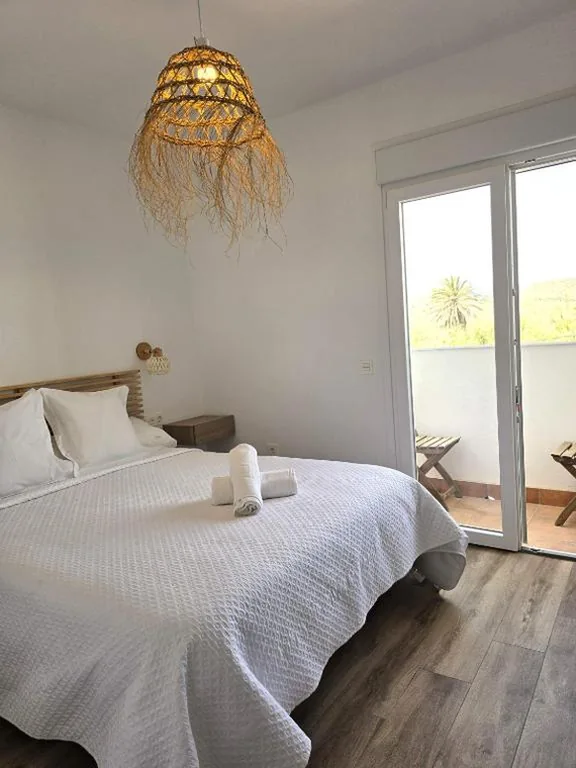 Zimmer mit Doppelbett und Balkon — HOSTAL CASA EMILIO