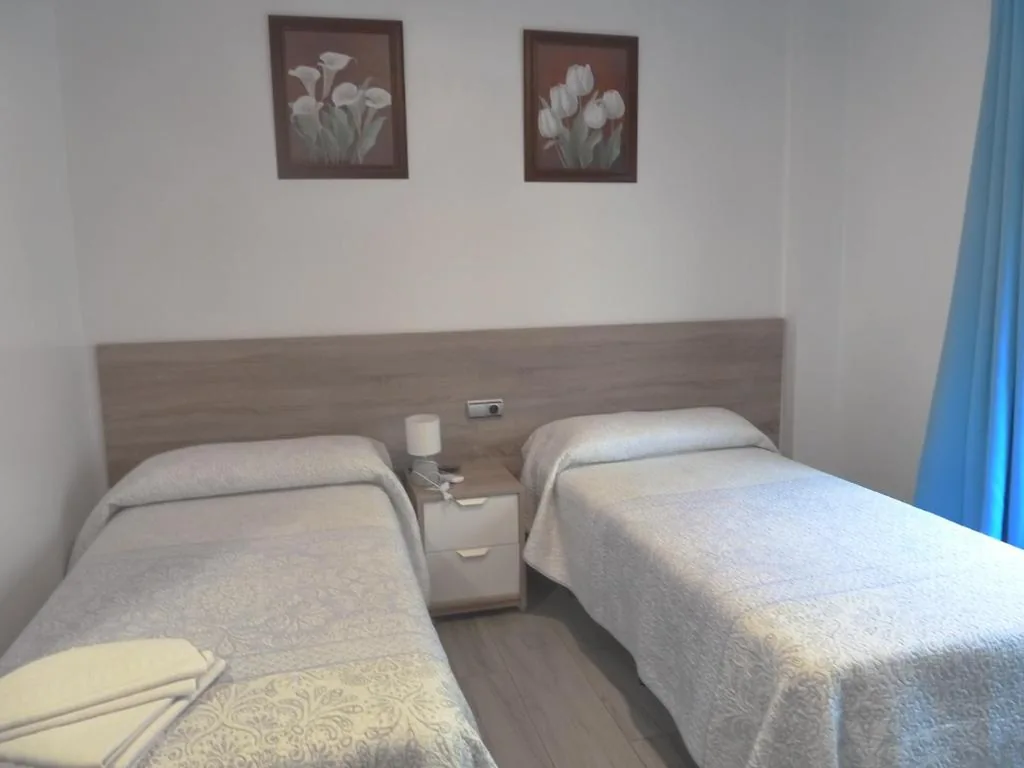 Chambre triple — Hostal Casa Fermina- A 2 horas de las pistas de esquí