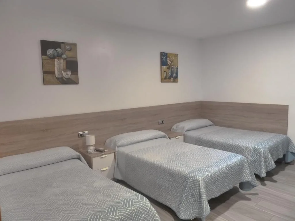 Chambre triple — Hostal Casa Fermina- A 2 horas de las pistas de esquí