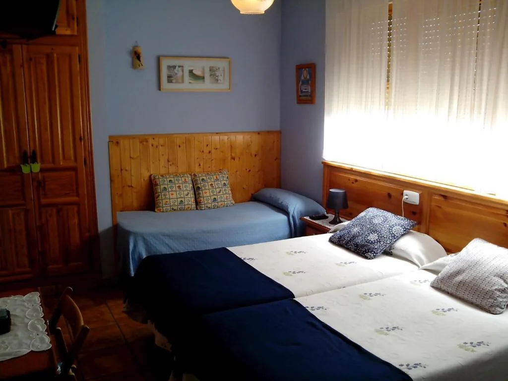 Camera tripla con bagno privato — Hostal Casa La Picota