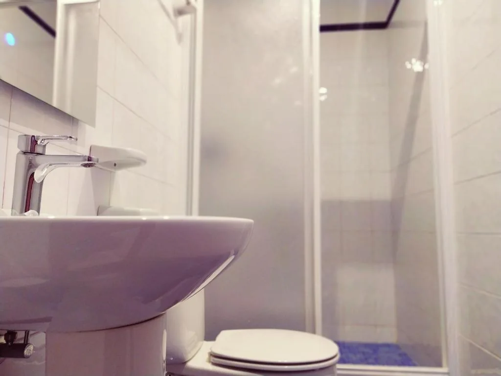 Habitación Doble con baño privado - 2 camas y 1 cama supletoria — Hostal Casa Nautilus