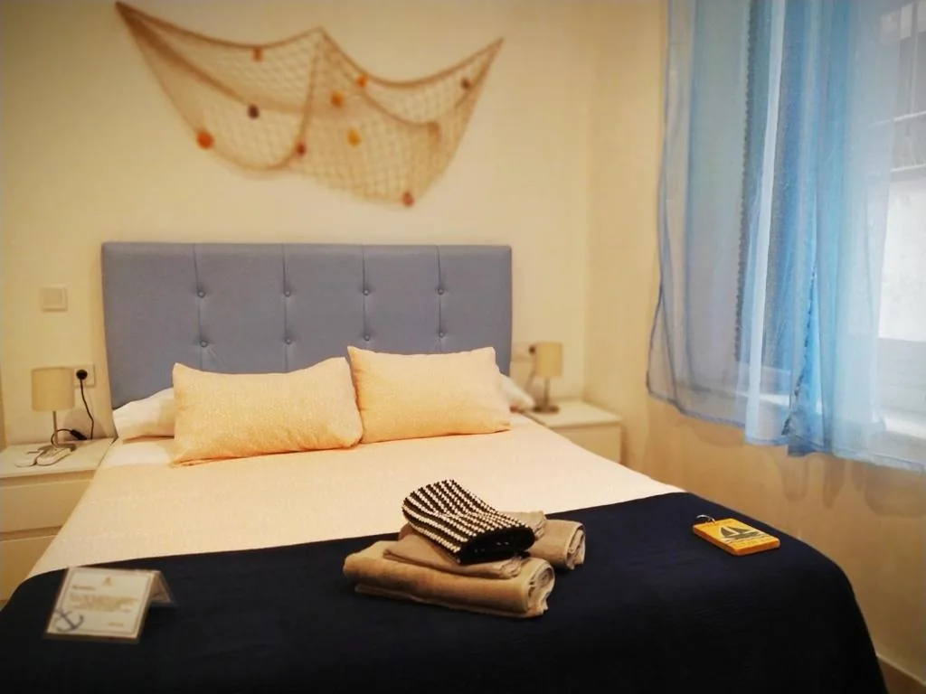 Habitación Doble con baño privado en planta baja exterior — Hostal Casa Nautilus