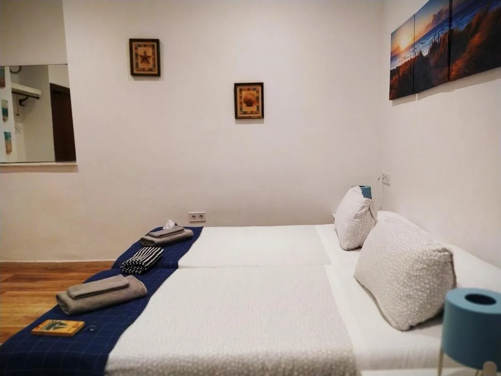 Habitación Doble interior con baño privado - 2 camas — Hostal Casa Nautilus