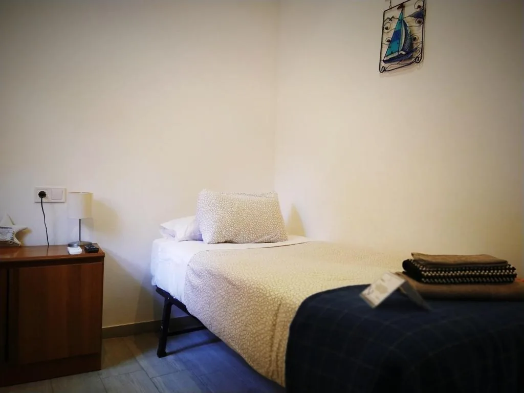 Habitación Individual con baño privado — Hostal Casa Nautilus
