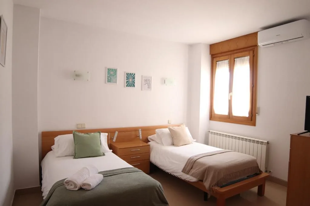 Kamer met 2 grote bedden - Toegankelijk voor gasten met een beperking — Hostal-Casa Rural Rosa-Nonna