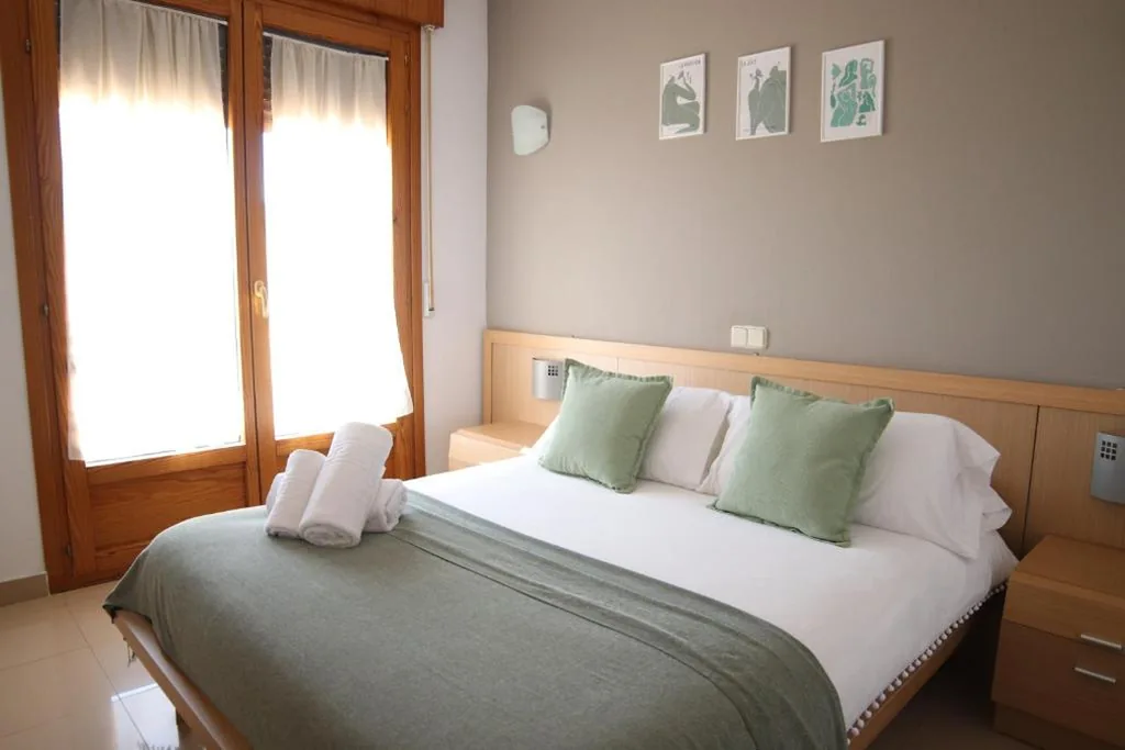 Tweepersoonskamer met uitzicht op het zwembad — Hostal-Casa Rural Rosa-Nonna