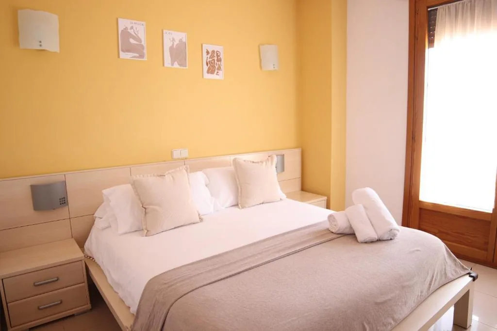 Tweepersoonskamer met uitzicht op het zwembad — Hostal-Casa Rural Rosa-Nonna