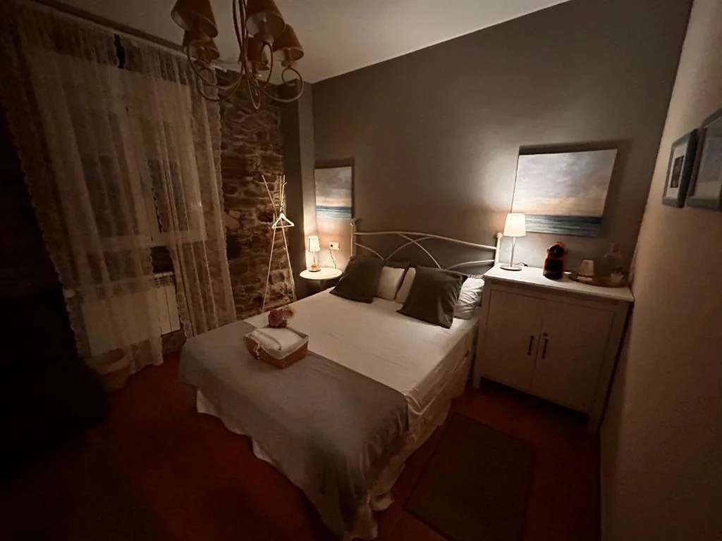 Kamer met groot tweepersoonsbed — Hostal Casa San Nicolas