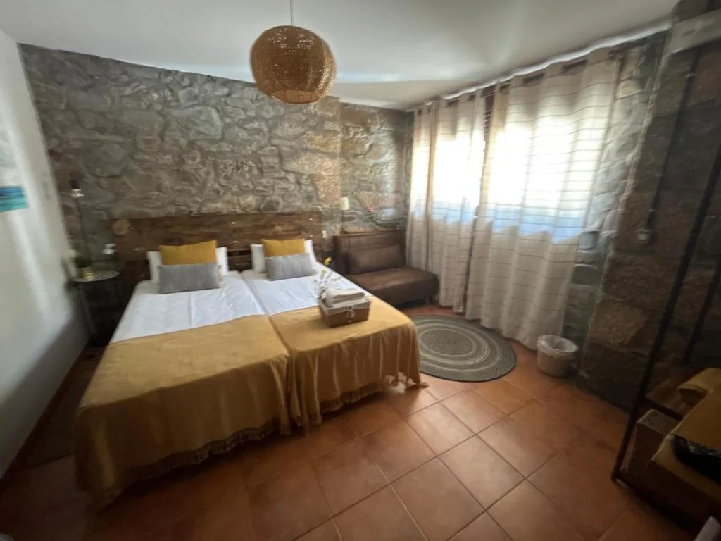 Driepersoonskamer met eigen badkamer — Hostal Casa San Nicolas