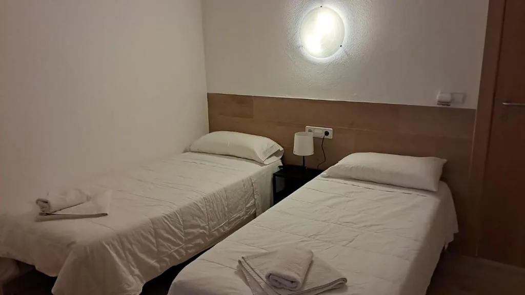 Camera doppia con 2 letti — Hostal Casa Torrent