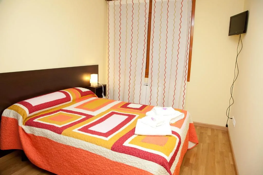Doppelzimmer mit externem eigenem Bad — Hostal CASASNOVAS