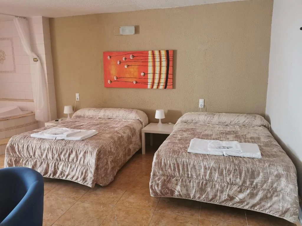 Habitación Cuádruple con bañera — Hostal Castellverd