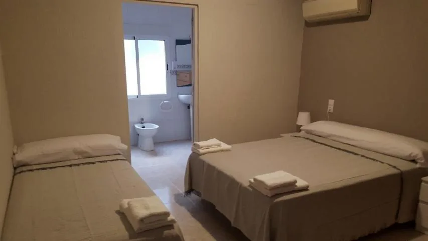 Habitación Doble con cama supletoria — Hostal Castellverd
