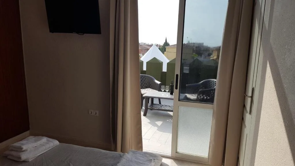 Habitación Doble con terraza — Hostal Castellverd