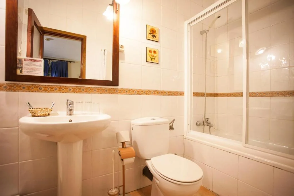 Camera doppia con 2 letti supplementari — Hostal Castilla
