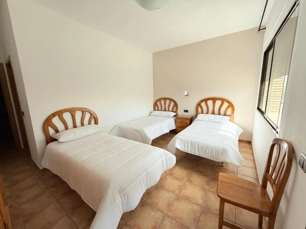 Dreibettzimmer mit eigenem Bad — Hostal Castilla