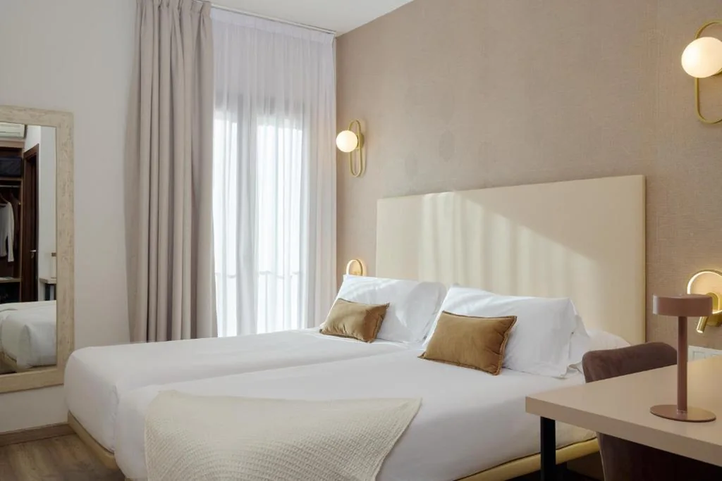 Twin Room — Hostal Centric