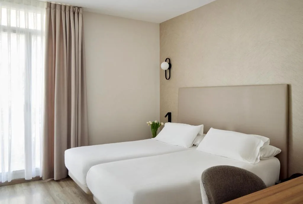 Superior Twin Room — Hostal Centric