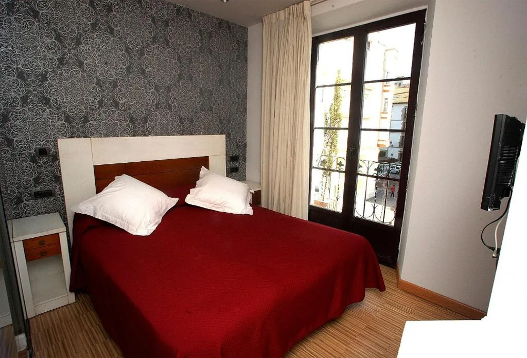 Habitación Doble con balcón - 1 o 2 camas — Hostal Centro