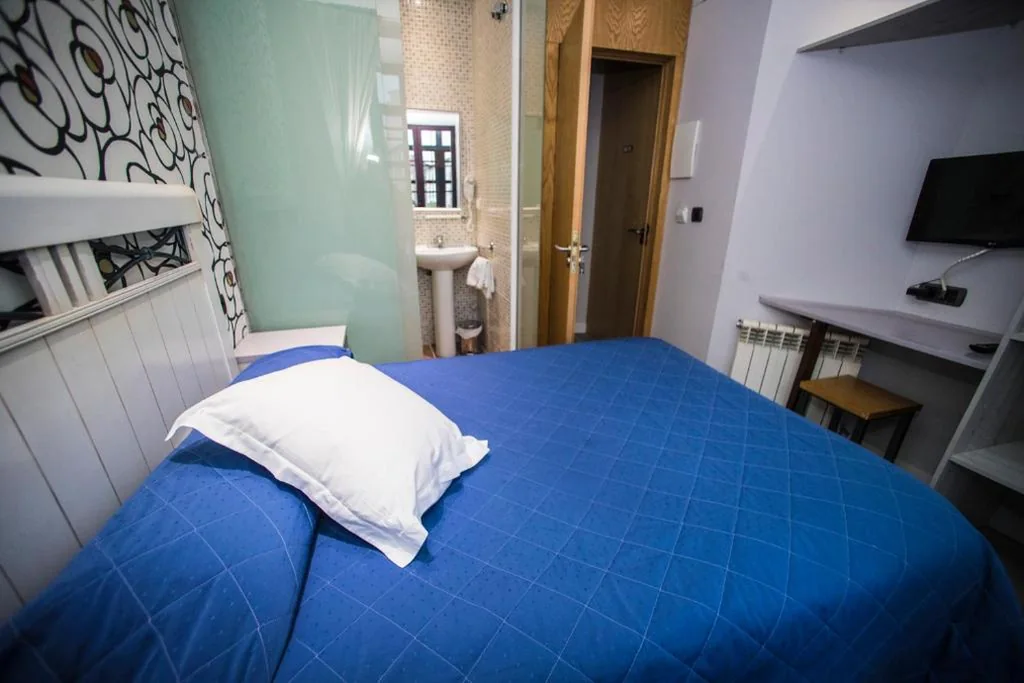 Habitación Doble Económica con balcón - 1 cama — Hostal Centro