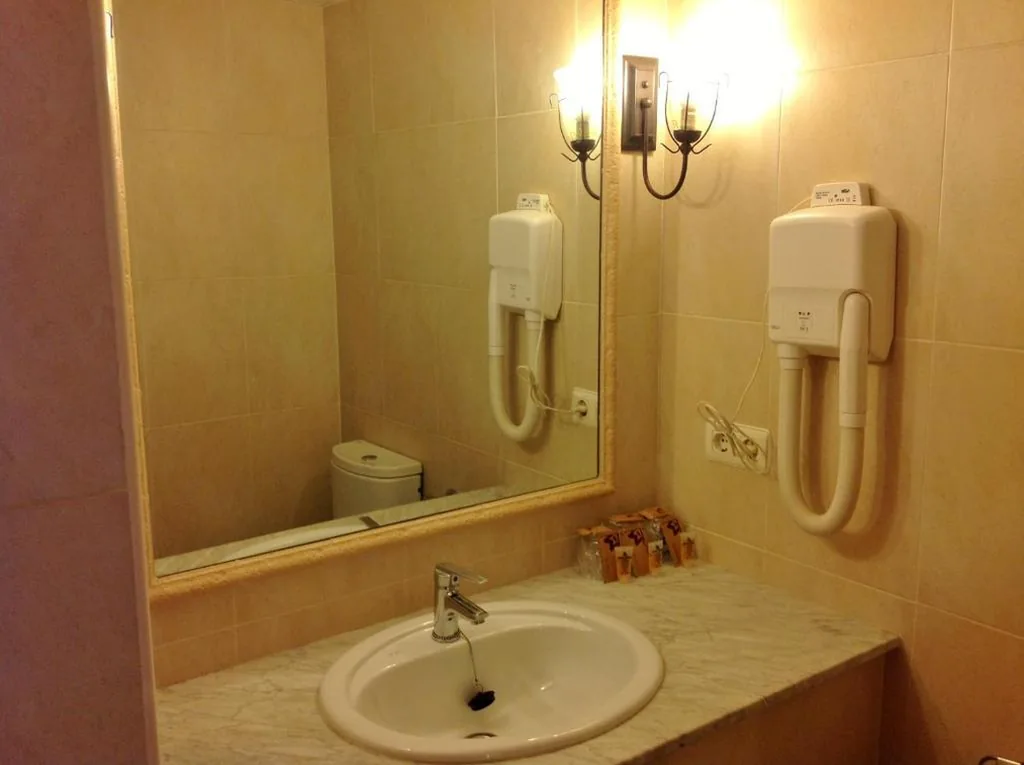 Habitación Triple — Hostal Cerezo 2
