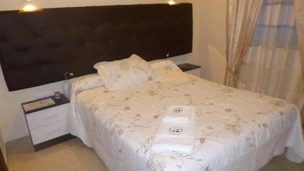 Habitación Individual — Hostal Cerezo