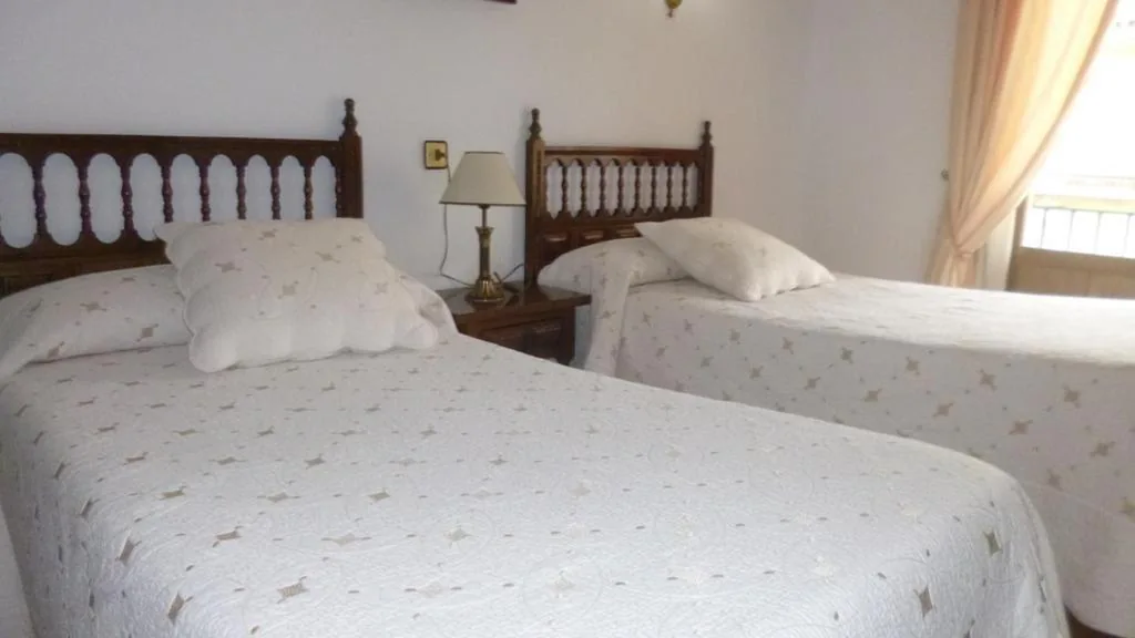 Habitación Triple — Hostal Cerezo