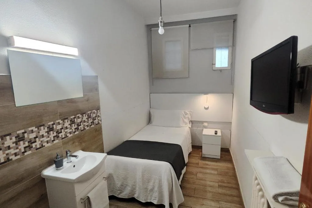 Camera Singola con bagno in comune — Hostal Cervantes