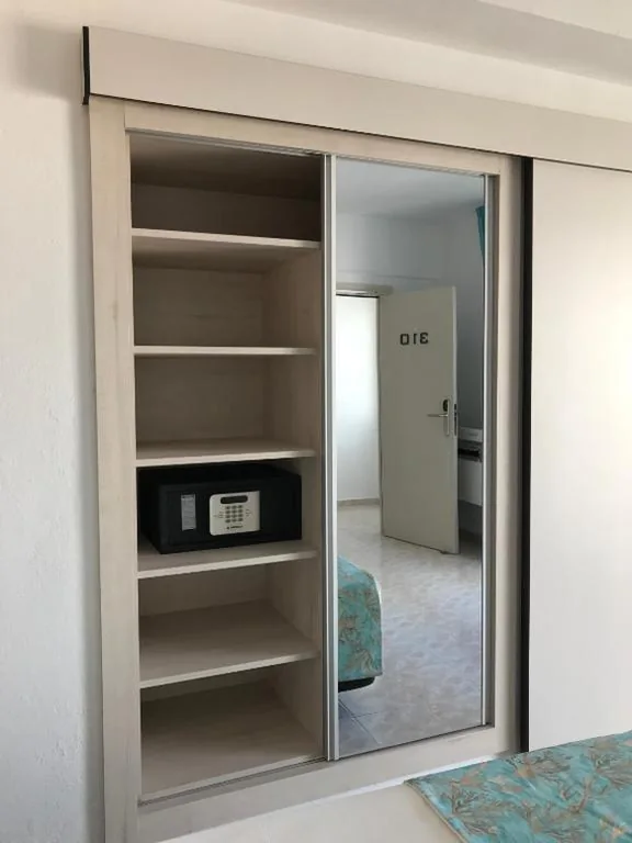 Tweepersoonskamer met 2 eenpersoonsbedden, extra bed en balkon — Hostal Cervantes