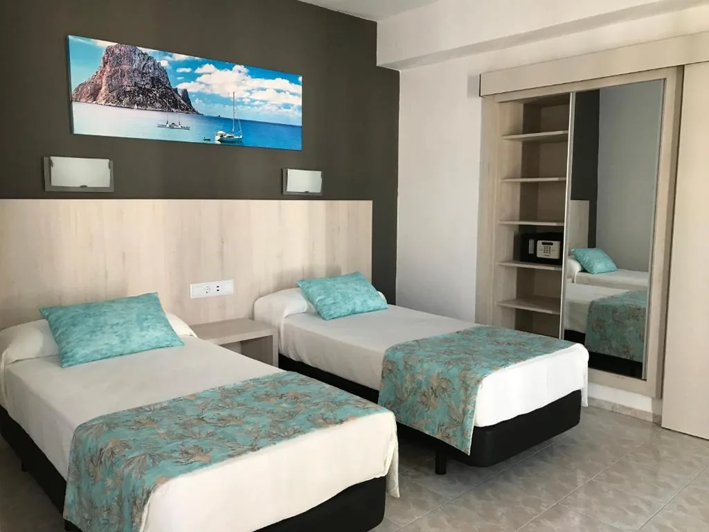 Tweepersoonskamer met 2 bedden en balkon — Hostal Cervantes