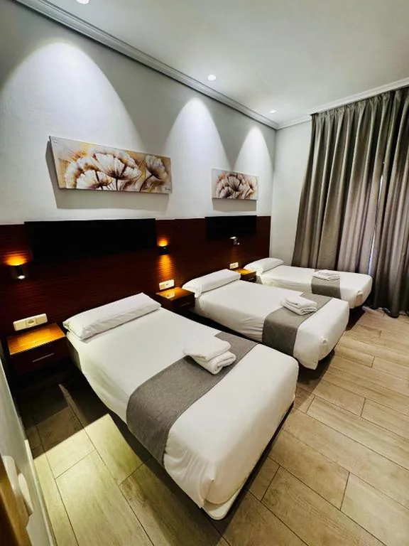 Habitación Triple — Hostal Cervelo
