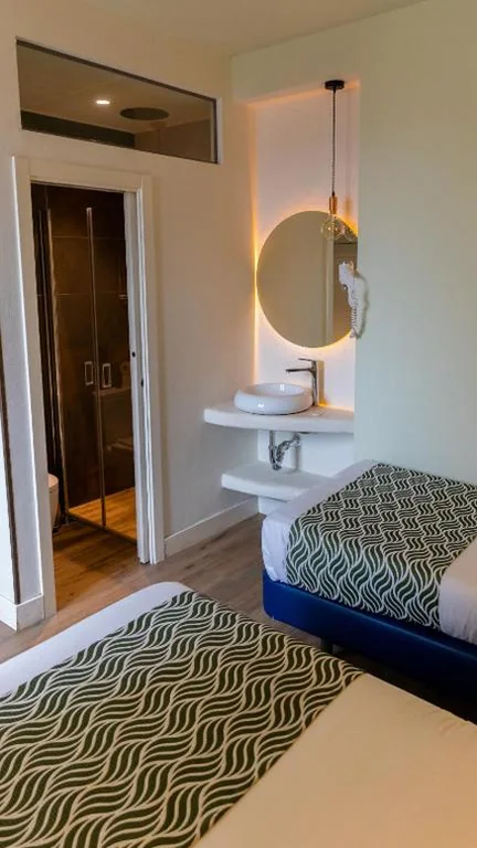 Habitación Triple Básica — Hostal Charlotte-Gran Vía