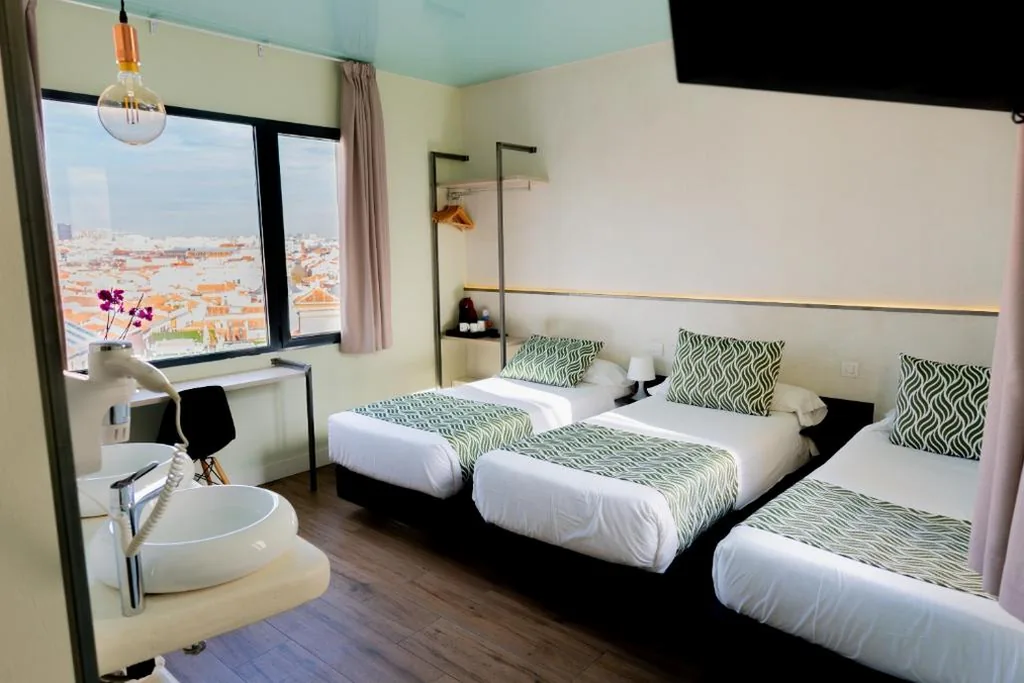 Habitación Triple económica — Hostal Charlotte-Gran Vía
