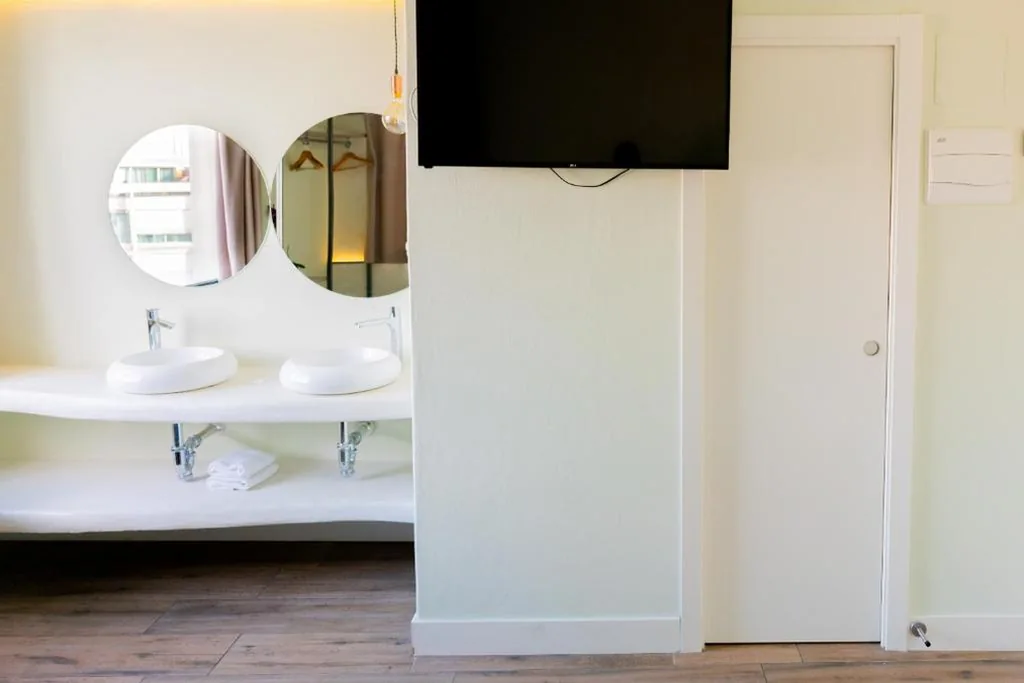 Habitación Triple Estándar — Hostal Charlotte-Gran Vía