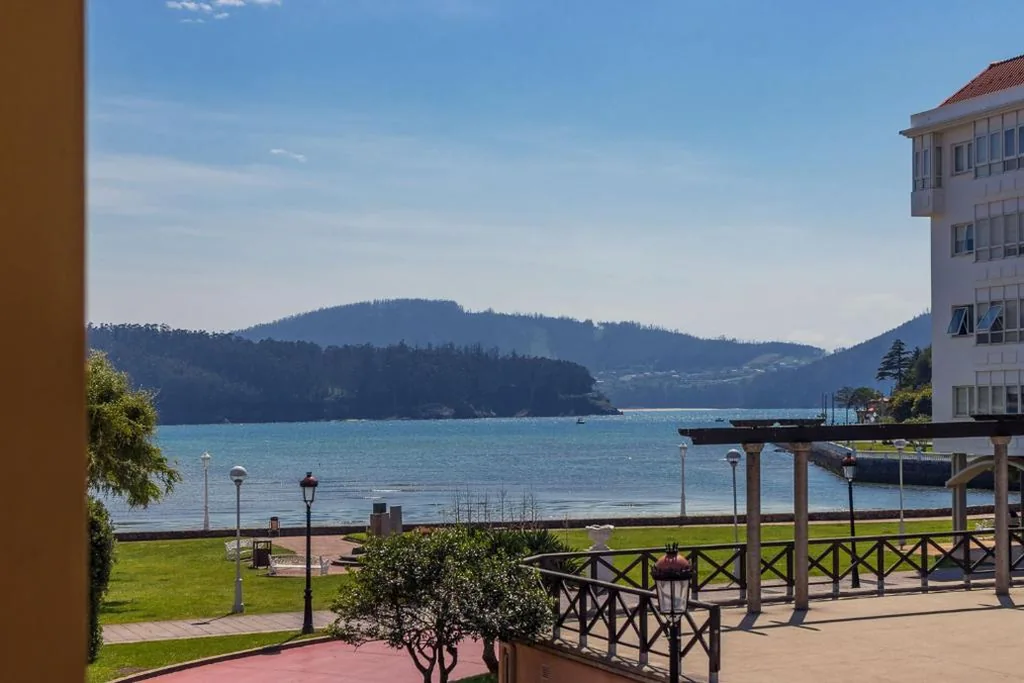 Camera doppia con balcone e vista sul mare — Hostal Chelsea