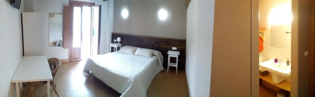 Habitación Doble Deluxe con balcón — Hostal-Cicloturismo Lopenea
