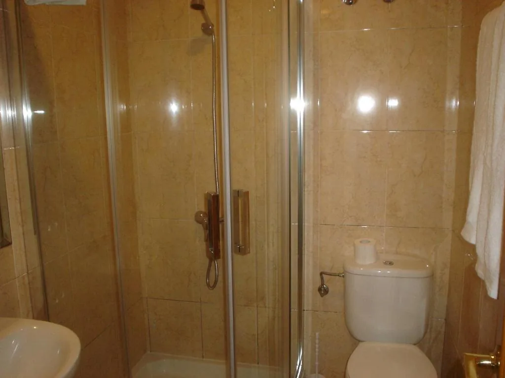 Camera con letto grande — HOSTAL CID