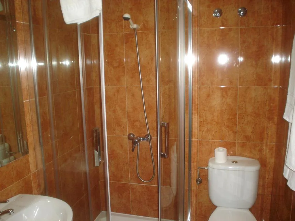 Camera tripla con bagno — HOSTAL CID